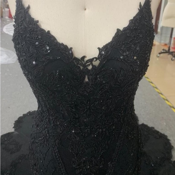 Many wedding dresses available - Picture 9 of 16